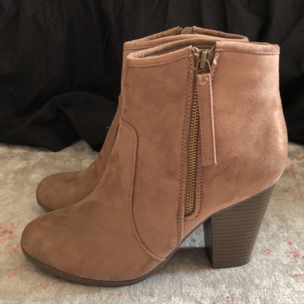 Women’s Wide Width Ankle Bootie - Picture 4 of 10